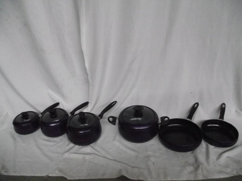 lot 37 image: Super Chef 10 pc Cookware Set  Brin...