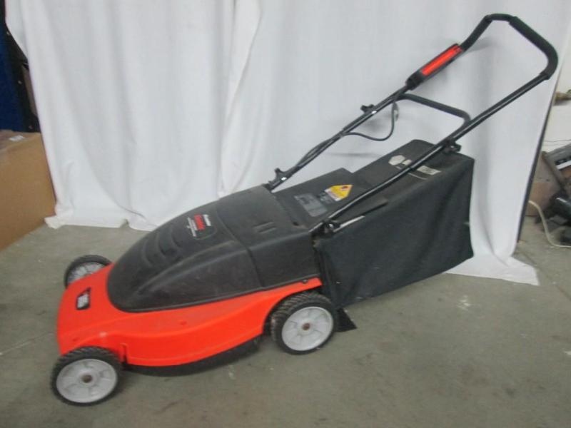 lot 9 image: Black and Decker Electric Lawn Mowe...