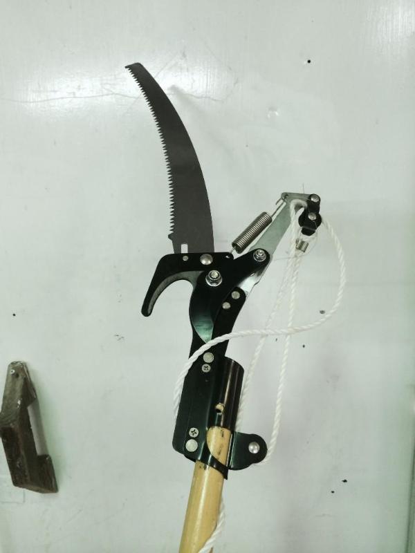 lot 5 image: Tree trimmer and pruner telescoping...