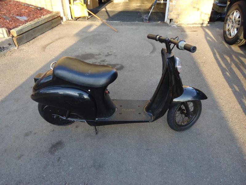 lot 20 image: Razor electric scooter. Good workin...