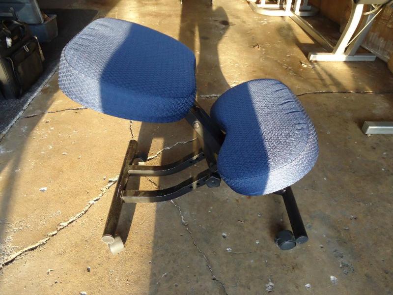 lot 25 image: Ergonomic kneeling chair...