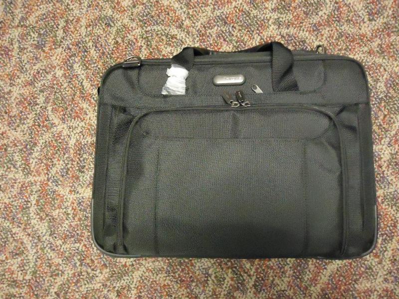 lot 68 image: New Targus laptop bag...