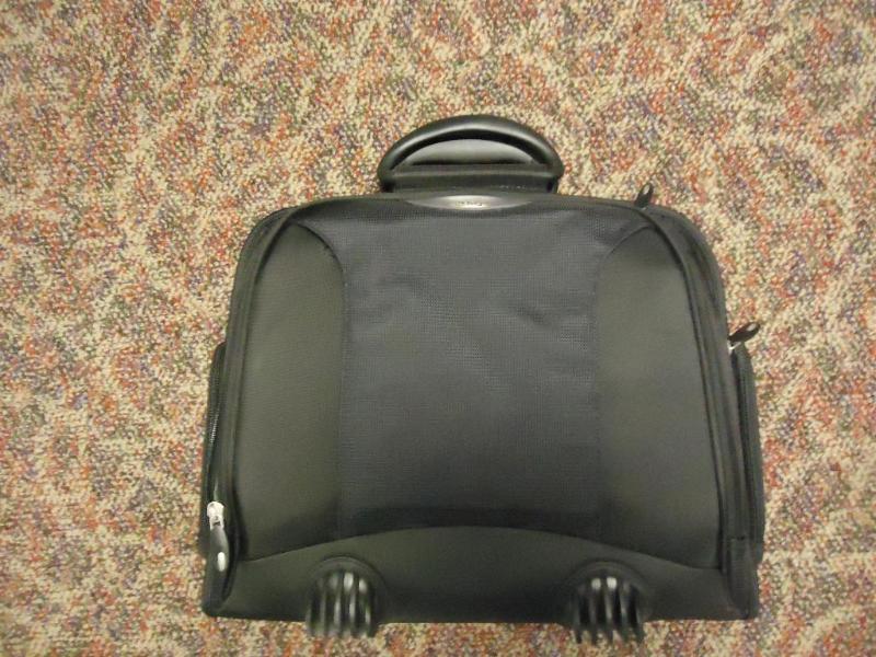 lot 69 image: New port laptop bag...