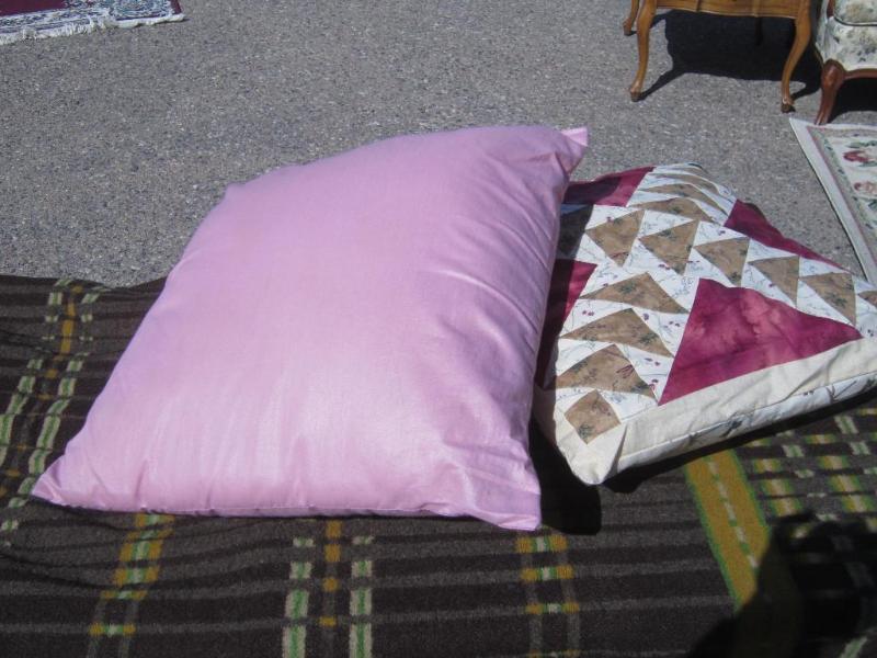 2 decorative&nbsp pillows ...