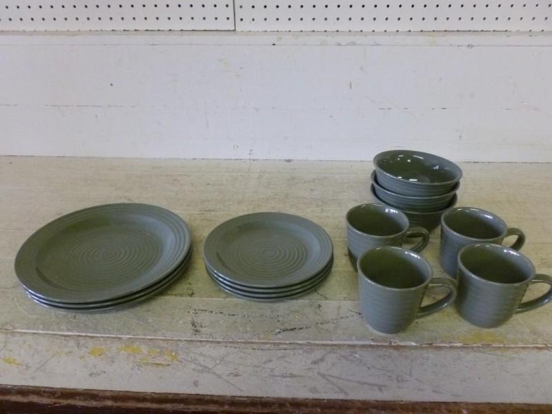 lot 180 image: Set of fourteen Mainstays dishes....
