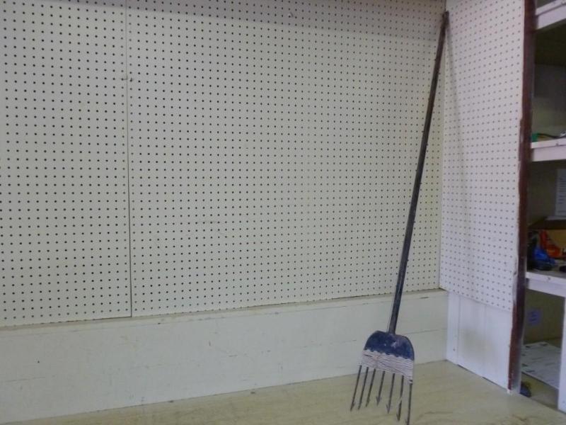 lot 34 image: Heavy duty seven tine dark house fi...