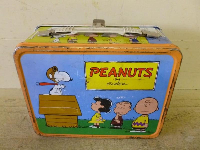 lot 37 image: Vintage 1959 Thermos - Peanuts meta...