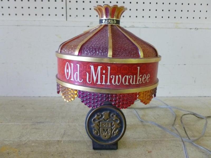 lot 7 image: Vintage Old Milwaukee Beer Light Up...