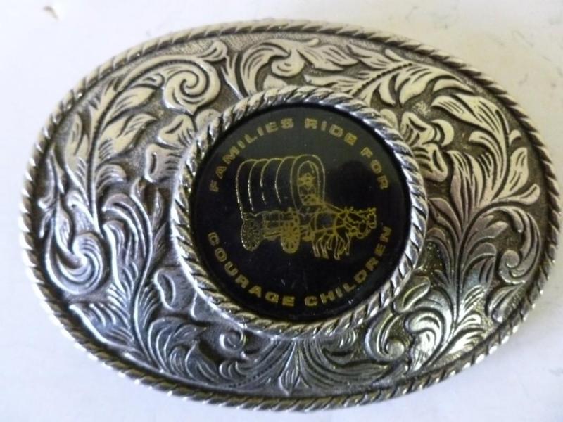 lot 77 image: Collectible belt buckle that measur...