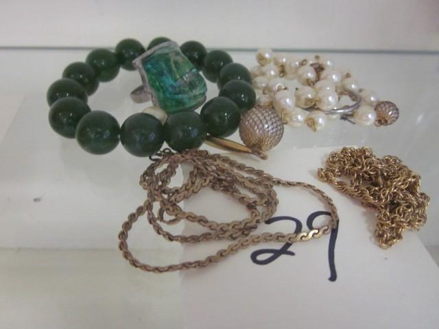 Lot of costume jewelry, including (...