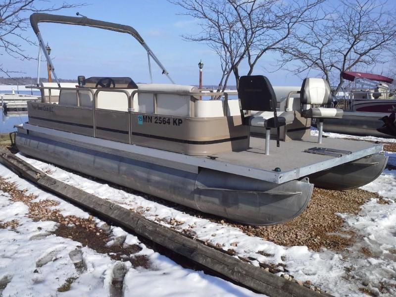 lot 15 image: Crestliner CP Cruiser