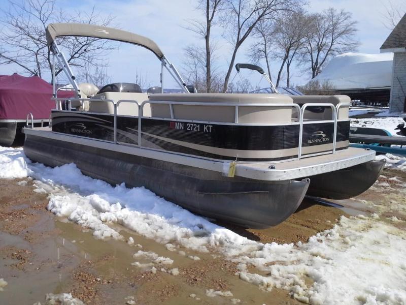 lot 7 image: Bennington 24 SLi