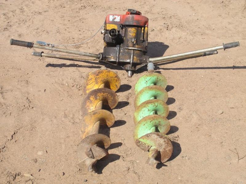 lot 31 image: Power post hole digger with Briggs ...