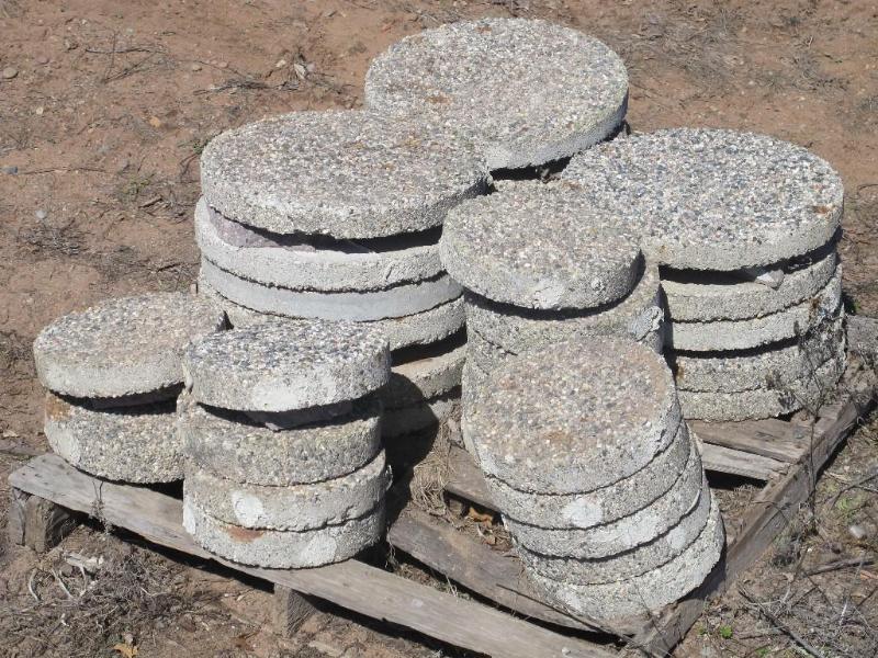 lot 39 image: Pallet of Exposed pea rock stepping...