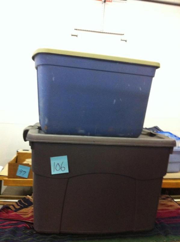 Rubbermaid bin with locking lid 20 ...