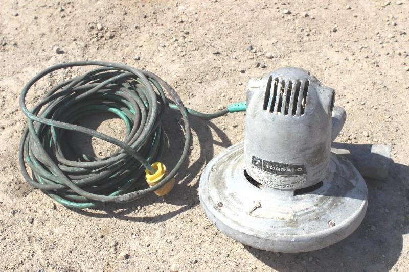 lot 47 image: Tornado Shop Vacuum 115 Volts 12 A...