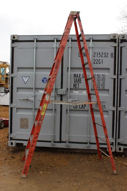 lot 49 image: 10 Ft Werner Electro Master Ladder...
