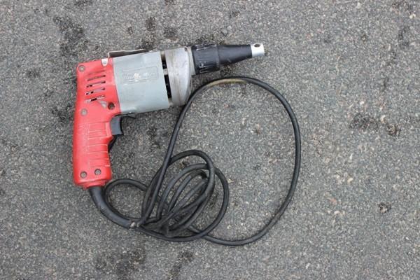 lot 64 image: Milwaukee Electric Screw Driver 12...