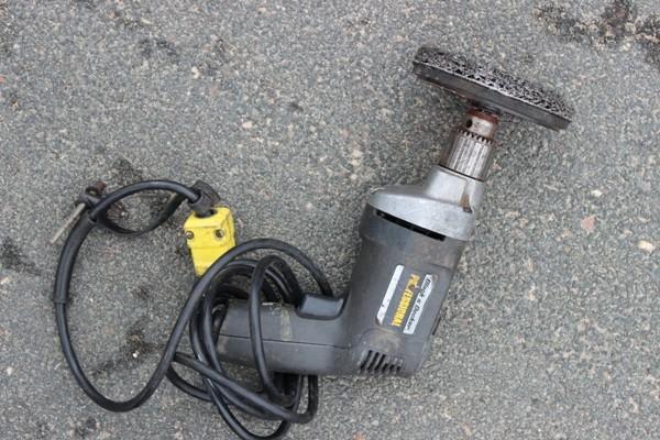 lot 65 image: Drill Black & Decker 120 Volts...
