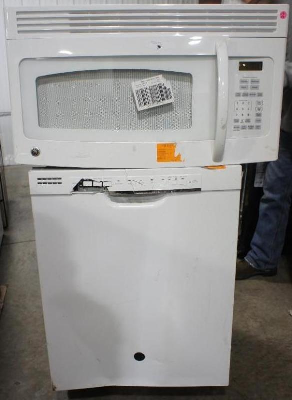 lot 19 image: GE Microwave (211TAEJ11652) Does no...
