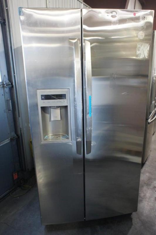 lot 4 image: New LG Refrigerator Model # (LSC279...