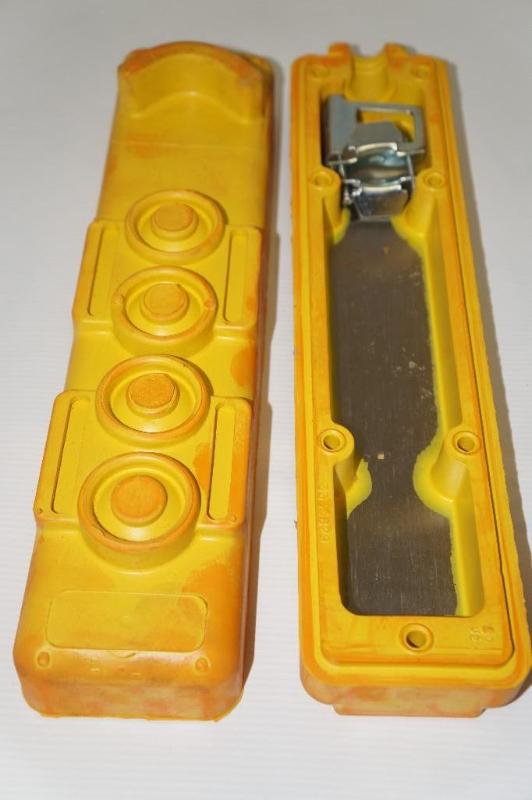 lot 32 image: Crouse-Hinds Flexitite Push-button ...