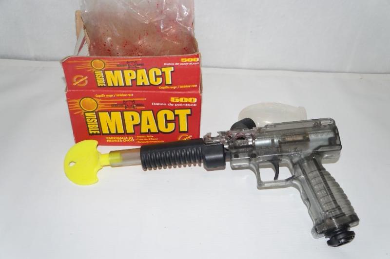 lot 33 image: Paintball gun with an open box of 5...