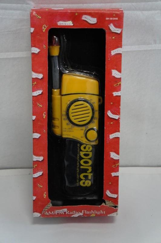 lot 41 image: Emergency AMFM radioflashlight co...