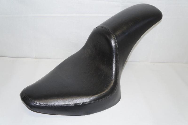lot 8 image: Leather Softtail Harley seat. This ...
