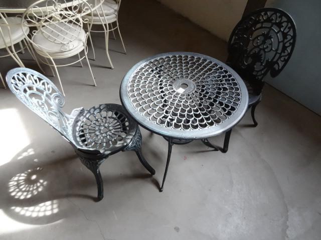 lot 100 image: Metal ptio set. 26" with 2 cha...