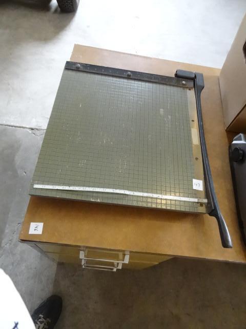 lot 147 image: 18" paper cutter...