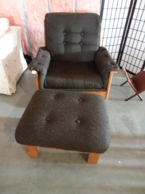 lot 16 image: Wood framed rocker with matching fo...