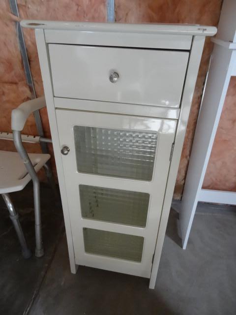 lot 39 image: Whit cabinet. One drawer and 1 door...