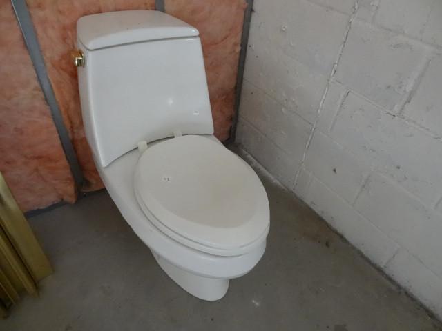 lot 43 image: Kohler one piece toilet...