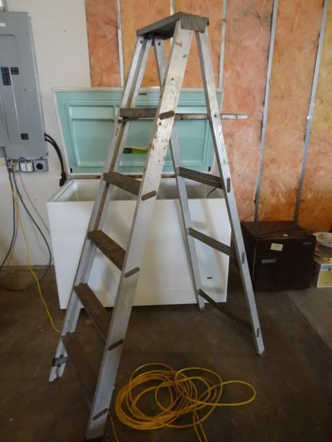 lot 57 image: 6 aluminum step ladder...