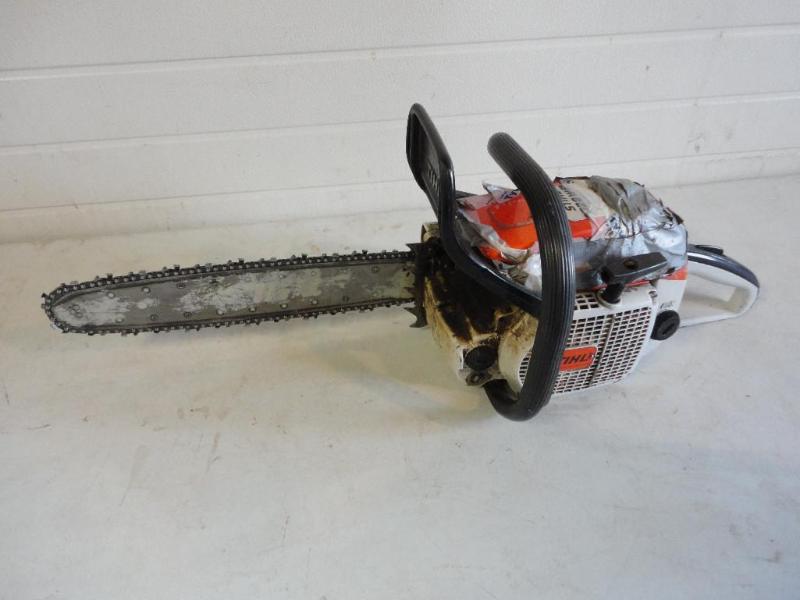 lot 16 image: Stihl 028 WB Chainsaw, has cracked ...