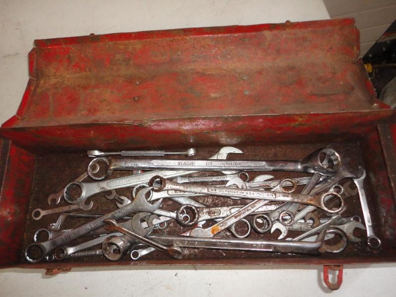 lot 18 image: Toolbox with misc assortment of wre...