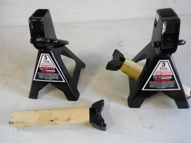 lot 19 image: 2 Craftsman 3 Ton jack stands, new ...