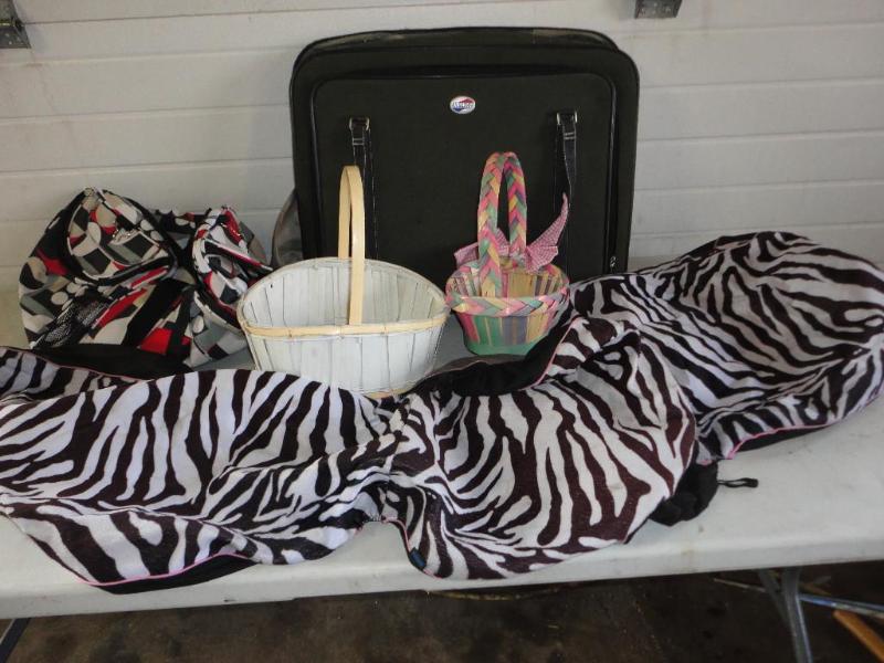 lot 22 image: Misc lot of bags and 2 Easter baske...