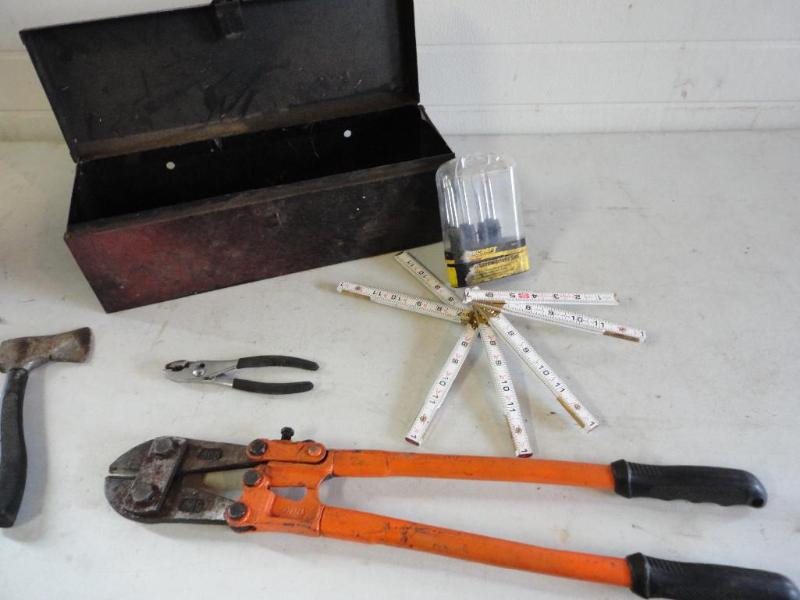 lot 31 image: Toolbox and misc tools, see picture...