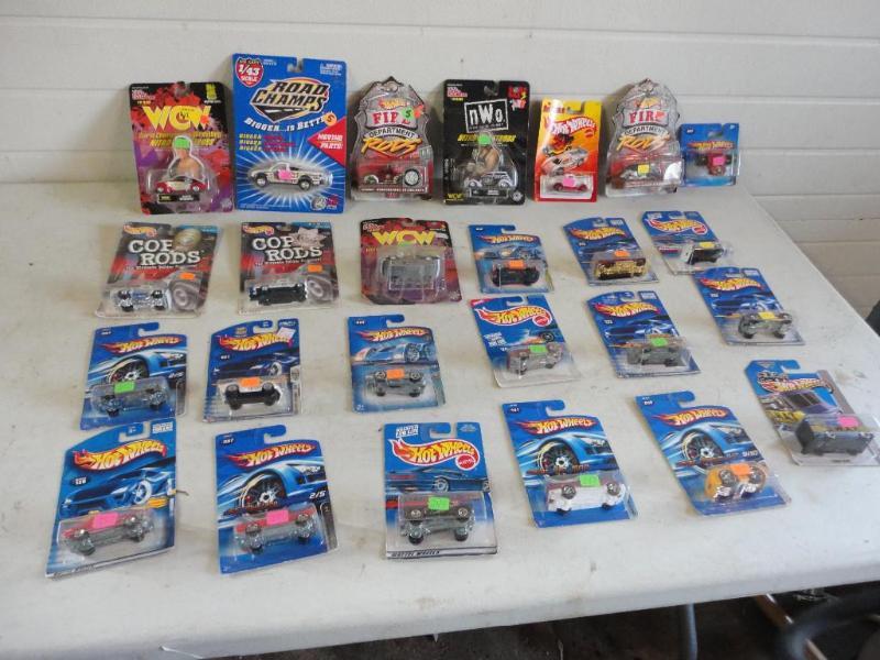 lot 32 image: 25 cars in original packaging, most...