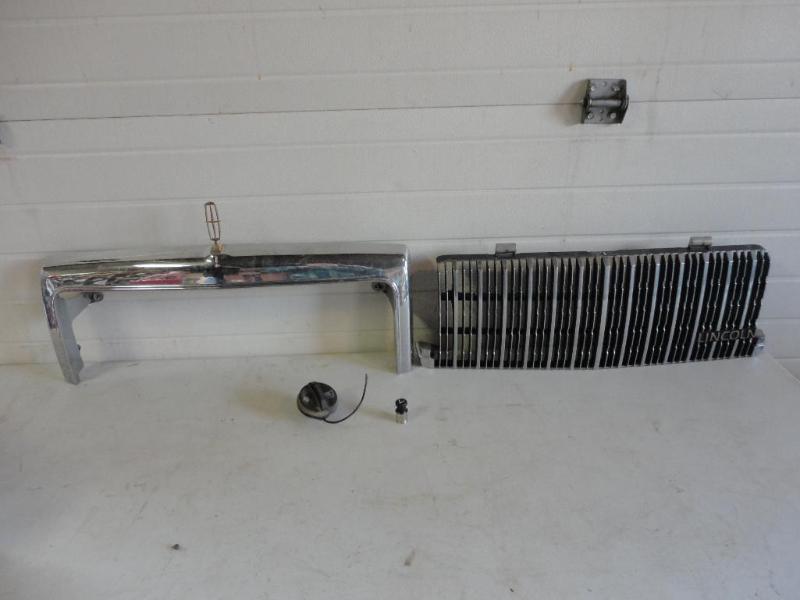 lot 34 image: 1994 Lincoln Town Car Parts....