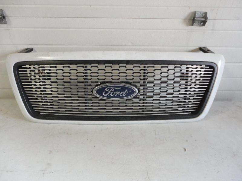 lot 39 image: 2005 Ford F-150 Grill, stainless, w...