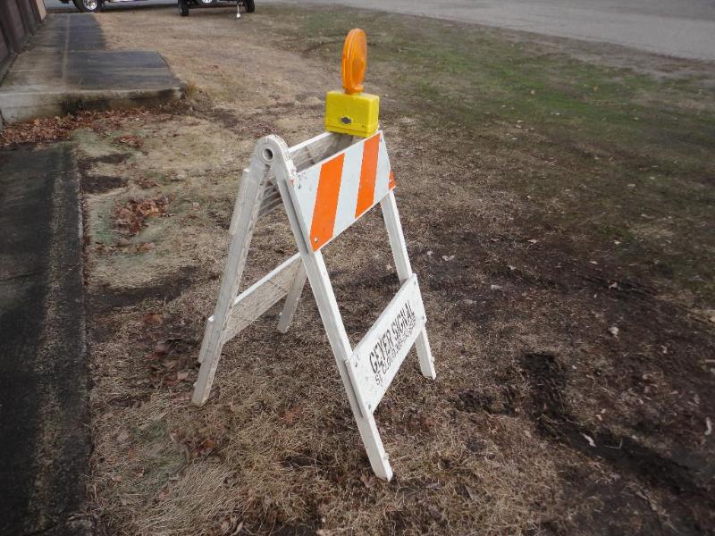 lot 48 image: Construction baracade....