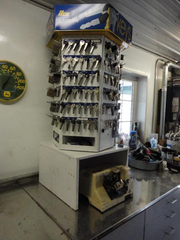 lot 8 image: Ilco Manual Key Cutter and complete...