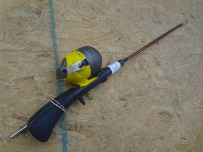 Shakespeare Spin-Cast Reel With 2-P...