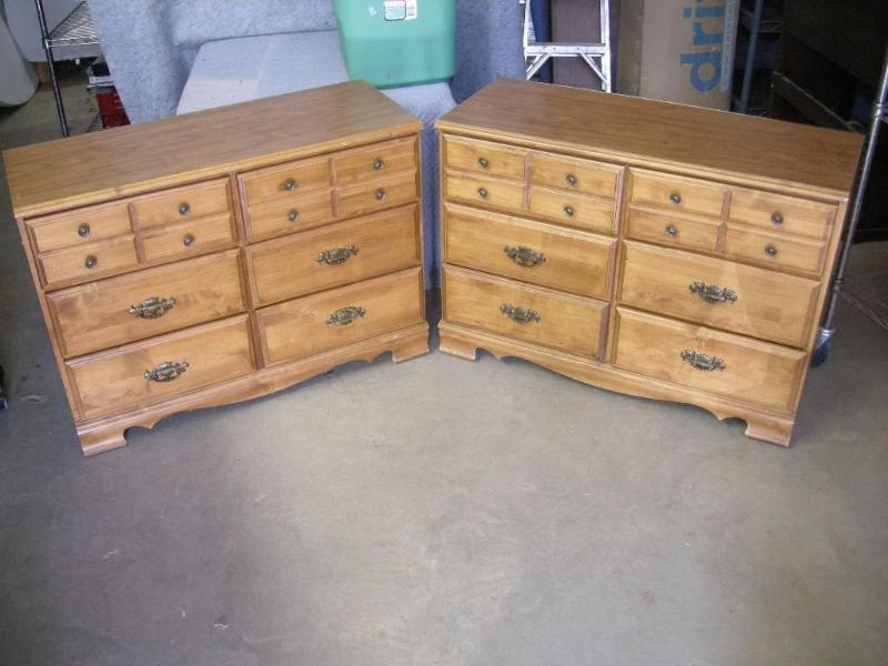 lot 119 image: 2 Vintage maple look 6 drawer dress...