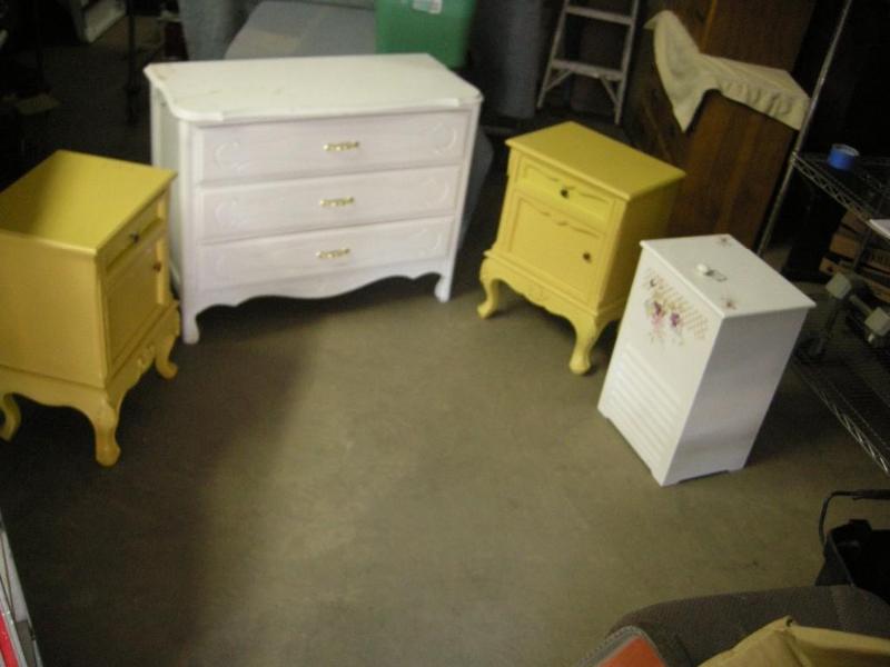 lot 120 image: 4 Furniture pieces including dresse...