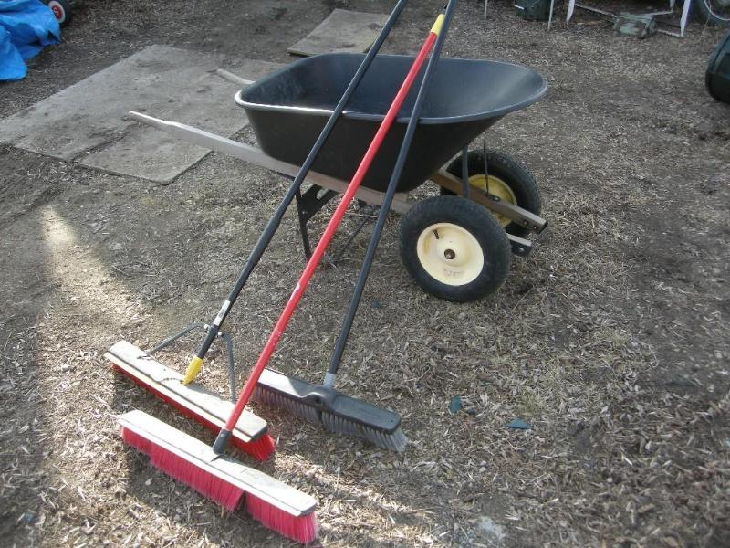 lot 124 image: 4 push brooms....