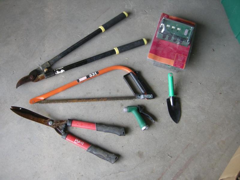 lot 131 image: Pruner, lopper, Sandvik bow saw, ou...